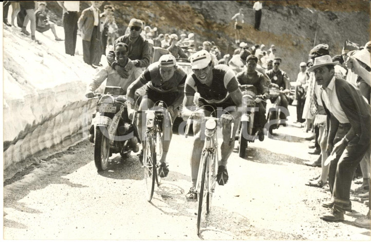 1957 CICLISMO TOUR DE FRANCE Gastone NENCINI Marcel JANSSENS sulle Alpi *Foto