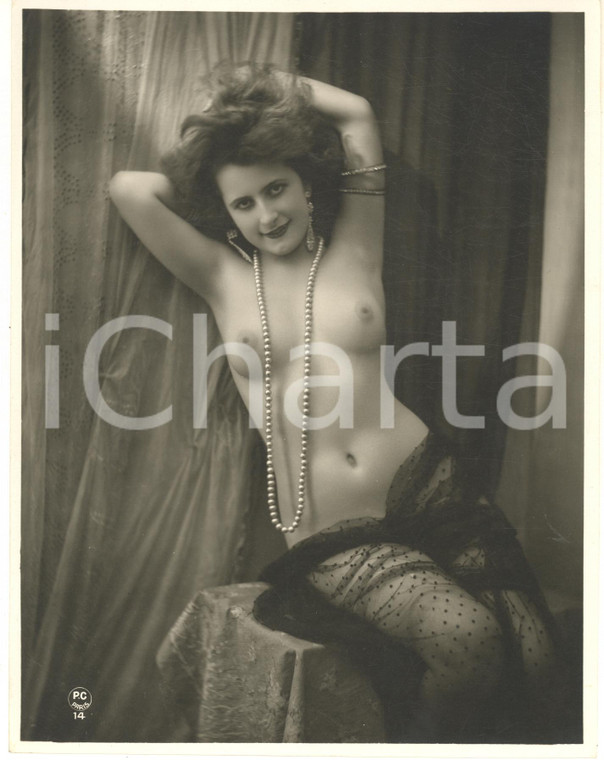 1910 ca Photo 18x23 cm - VINTAGE EROTIC Half-naked woman with long necklace (1)