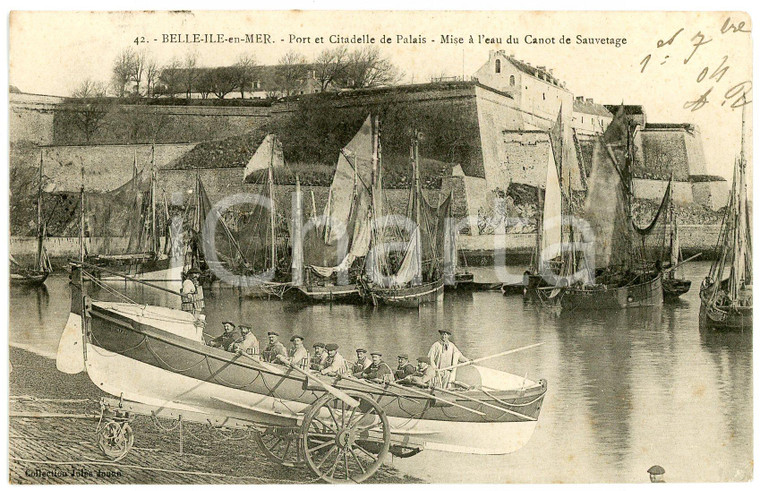 1904 BELLE-ILE-EN-MER (F) Port et Citadelle de Palais - Canot de Sauvetage  Cartolina postale d'epoca, viaggiata.CONDIZIONI: F (piegatura all'angolo inferiore destro)FORMATO: FP    originale e autentica 1