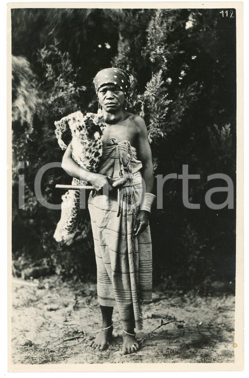 1930 ca CONGO BELGE - KATANGA - Femme avec peau de léopard *Photo L. GABRIEL 112 Fotografia originale d'epoca, in formato cartolina postale.FOTOGRAFO: L&eacute;opold Gabriel  GOOD/buono  Formato: 9x14 cm originale e autentica 1