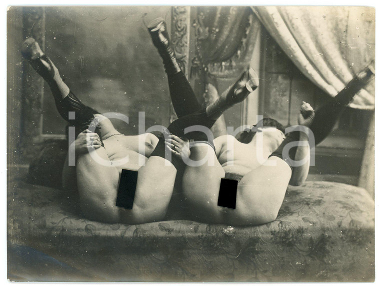 1900 ca VINTAGE EROTIC LESBIAN couple on a sofa - RARE PORN Photo 16x12 cm