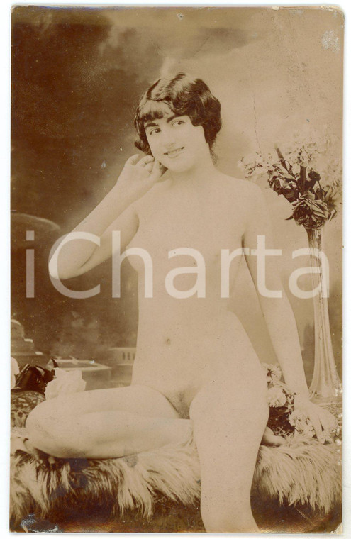 1910 ca VINTAGE EROTIC Nude woman sitting on a fur blanket - Postcard risque