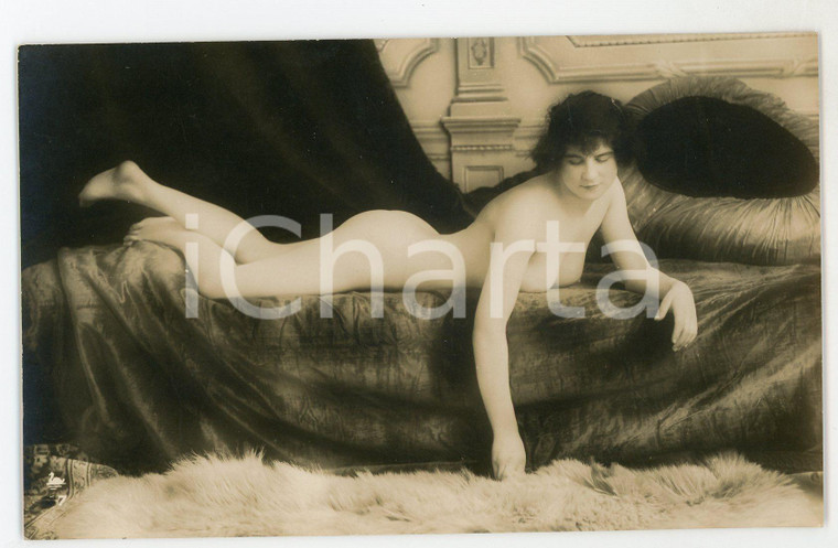 1910 ca VINTAGE EROTIC BOUDOIR Nude woman with furry carpet - Postcard risque