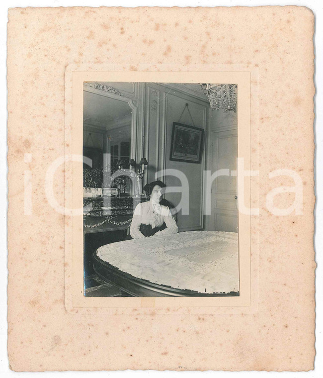 1910 ca ITALIA Ritratto femminile in interno borghese - Fotografia anonima 16x19
