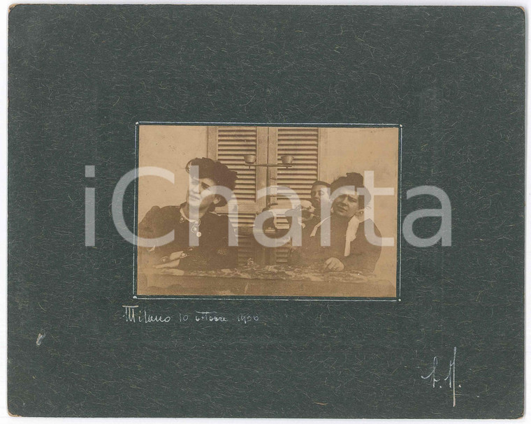 1900 MILANO Ritratto di tre donne con scimmietta e cagnolino ^Foto CURIOSA 20x16  Fotografia d'epoca, montata su cartoncino rigido.  FAIR/discreto piegatura angolare al cartoncino Formato: 20x16 cm originale e autentica 1