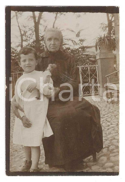 1940 ca ITALIA Nonna e bambina con bambola - Fotografia anonima 6x9 cm