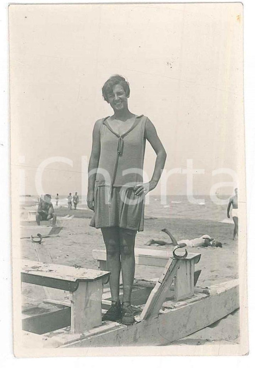 1930 ca RIVIERA ROMAGNOLA (?) Donna in posa su pattino - Fotografia anonima