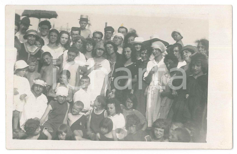 1920 ca ITALIA - COSTUME Foto di gruppo con bagnanti - Fotografia anonima 13x9  Fotografia d'epoca. FAIR/discreto Lievi smussature agli angoli Formato: 13x9 cm originale e autentica 1