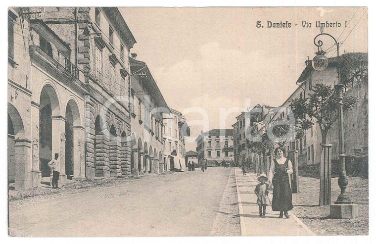 1915 SAN DANIELE DEL FRIULI Madre e figlia in Via Umberto I - Cartolina FP VG