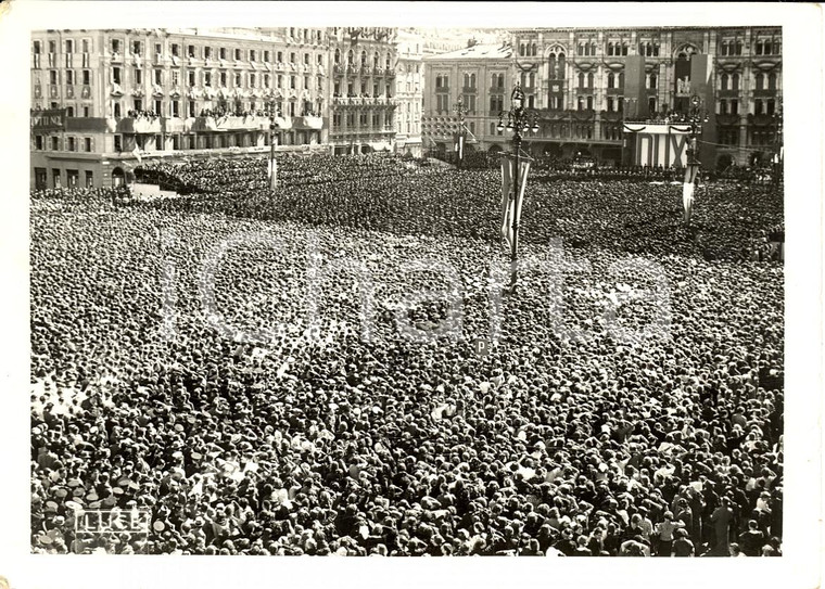1938 TRIESTE Folla in piazza attende Benito MUSSOLINI
