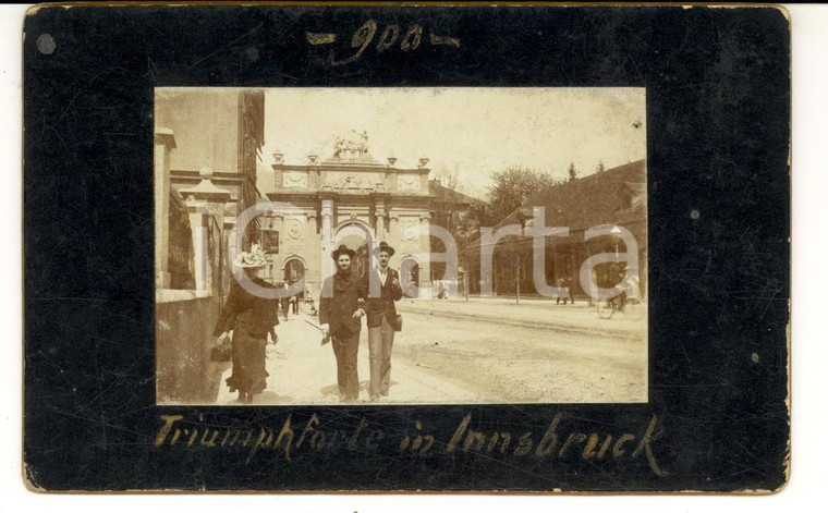 1900 INNSBRUCK (AUSTRIA) Amici in posa presso l'Arco di Trionfo *Foto 13 x 8