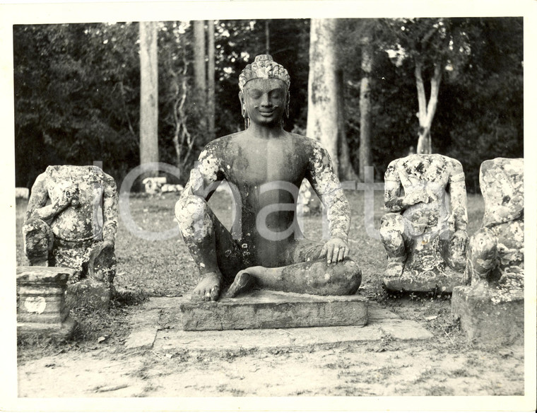 1960 ca CAMBOGIA Statue di un tempio Buddhista *Fotografia