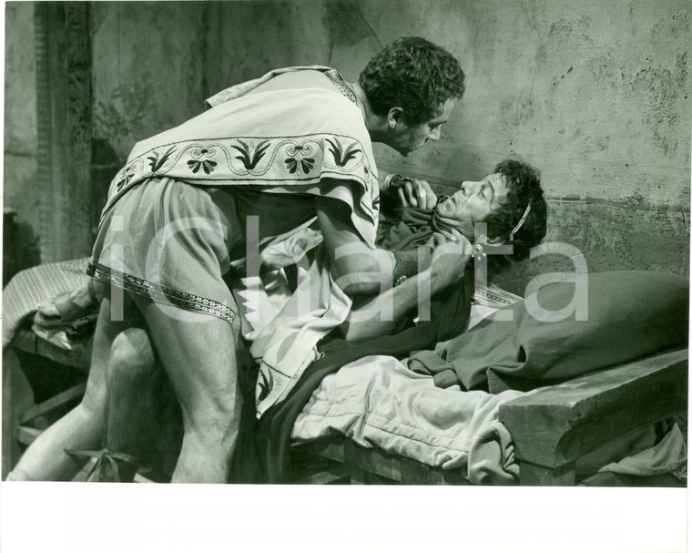 1960 ASSEDIO DI SIRACUSA Enrico Maria SALERNO aggredito da Rossano BRAZZI *Scena