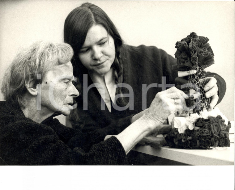 1980 ca AMSTERDAM (NE) Old lady making a paper-tree in an hospice GERIATRICS