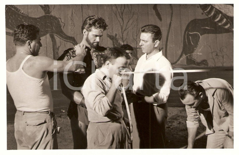 1958 LE FATICHE DI ERCOLE Steve REEVES durante una pausa *Fotografia di set