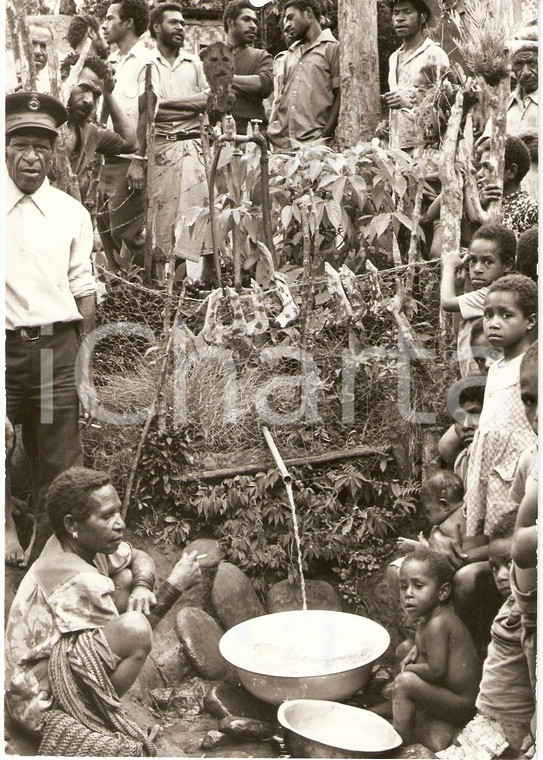 1981 PAPUA NEW GUINEA Ritual feast with jawbones of pigs WHO photo ABCEDE *Water