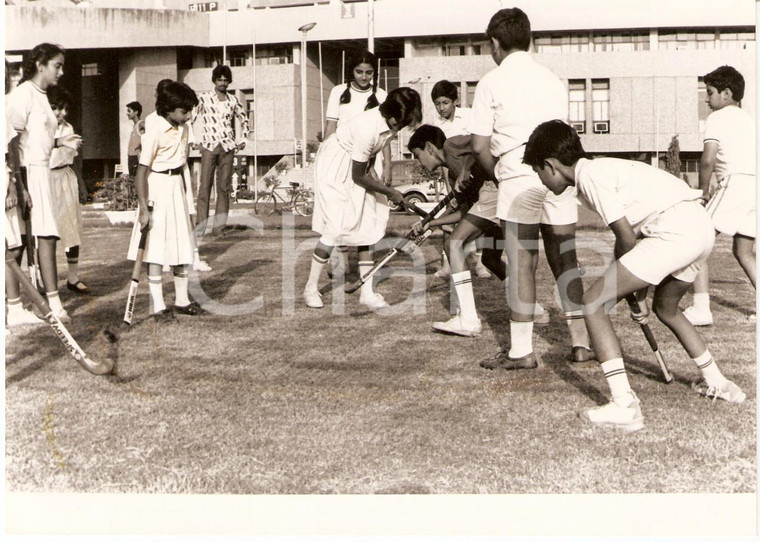 1986 INDIA Children playing hockey at school *WHO photo GENERAL SPORTS