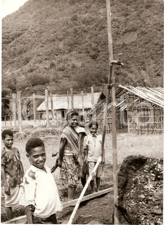 1981 PAPUA NEW GUINEA Wellness brought to villages by latrines and water taps