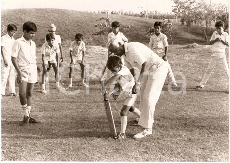 1986 INDIA Children learn to play cricket WHO *Photo J. Tuli