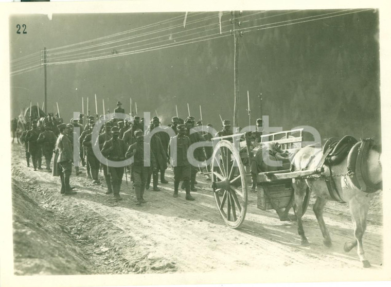 1918 GORIZIA WWI Fanteria italiana in marcia con carri rifornimento *FOTOGRAFIA