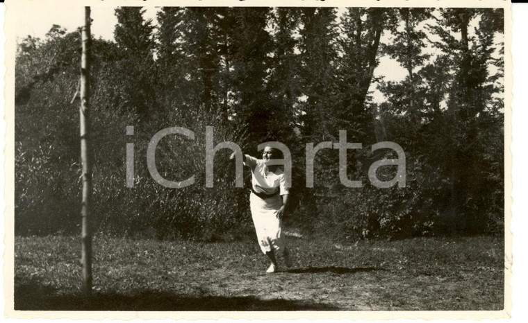 1940 ca GRILLANO OVADA (AL) Ragazza che gioca al lancio dell'anello *Fotografia