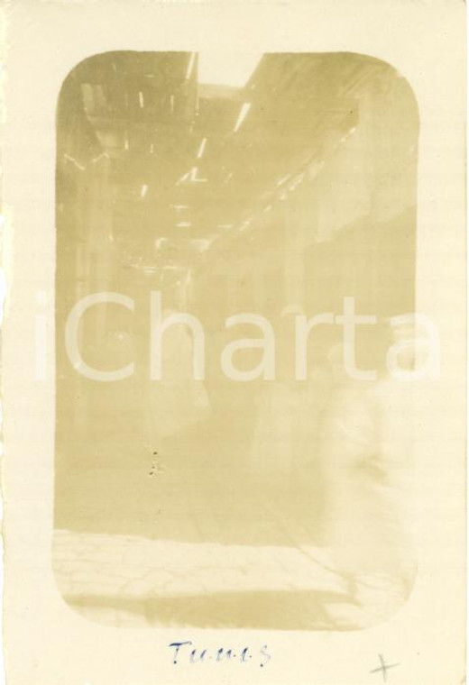 1920 TUNISI (TUNISIA) Rue couverte a MEDINA Animata *Foto vintage 6 x 9 cm