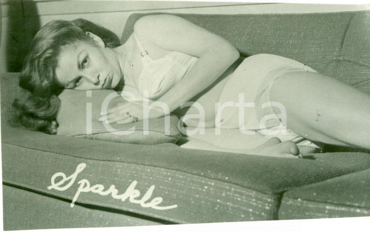 1955 ca EROTICA VINTAGE Young woman on sparkling sofa with white lingerie *FOTO