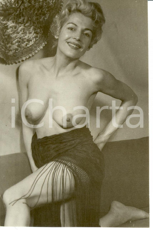 1965 ca EROTICA VINTAGE Sexy PIN-UP covering with a black shawl * REAL PHOTO