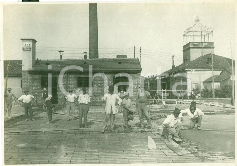 1935 ca VERCELLI Operai durante costruzione di fabbrica *FOTOGRAFIA