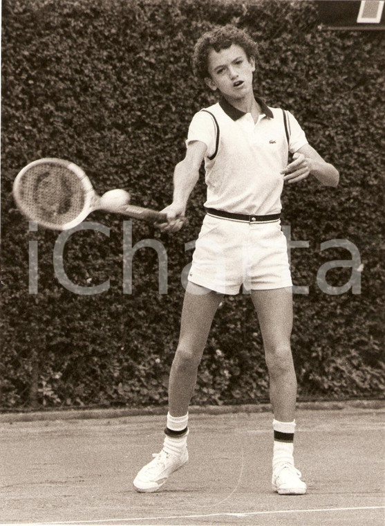 1980 ca TENNIS Giovane Tarik BENHABILES si allena Sponsor LACOSTE *Fotografia