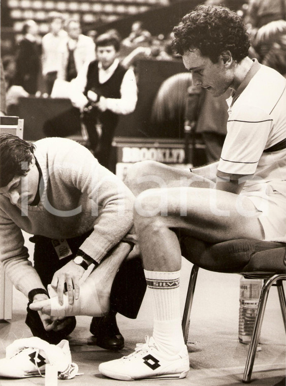 1980 BROOKLYN TOURNAMENT Tennis Josè Luis CLERC infortunato al piede *Fotografia