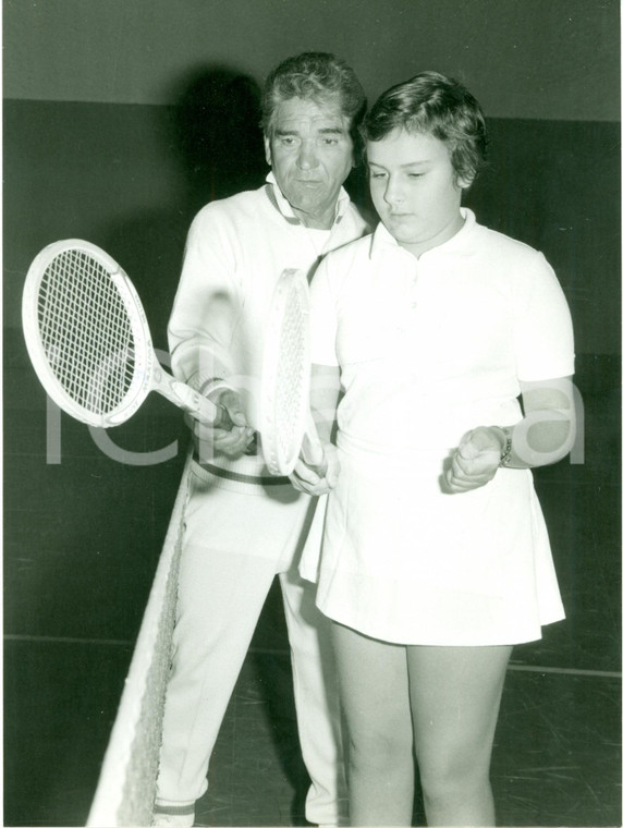 1975 ca MILANO Tennis Gianni CUCELLI istruisce giovane allieva *Fotografia
