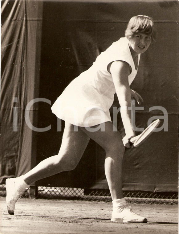 1970 circa TENNIS Servizio di Christine TRUMAN durante una partita *Fotografia