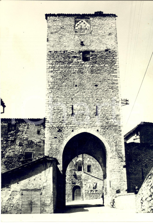 1970 ca GUBBIO (PG) Torre di PORTA ROMANA con manifesti pubblicitari *Foto