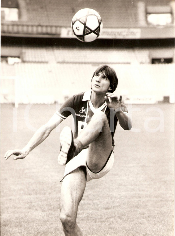 1981 PARIS SAINT-GERMAIN Calcio FRANCIA Ivica SURJAK palleggia *Fotografia