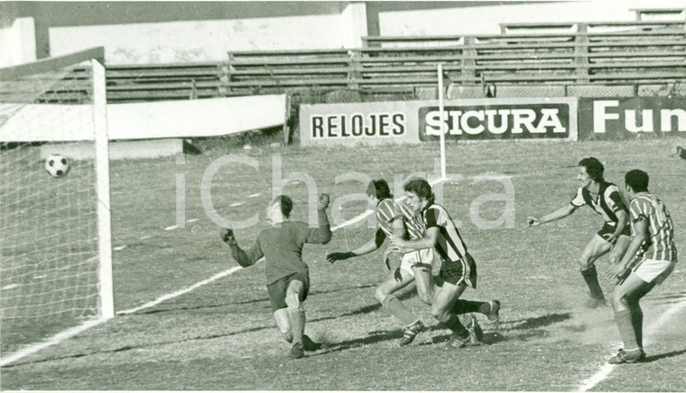 1973 URUGUAY Calcio Ferdinando MORENA tira in rete *Fotografia