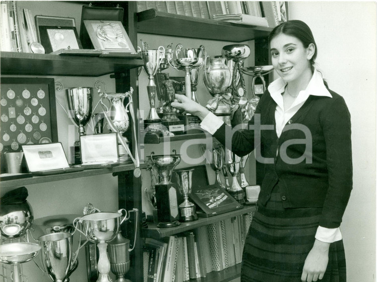 1980 ca TENNIS Emanuela ZONI con trofeo RESTO DEL CARLINO *Fotografia