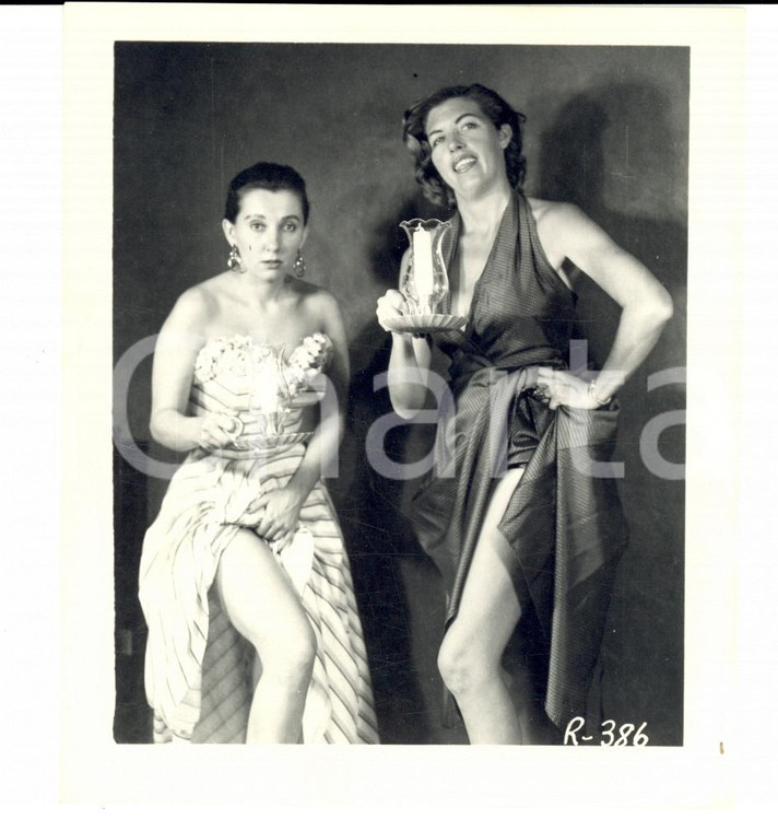 1965 ca USA - EROTICA VINTAGE Two mature women with a lamp *PHOTO