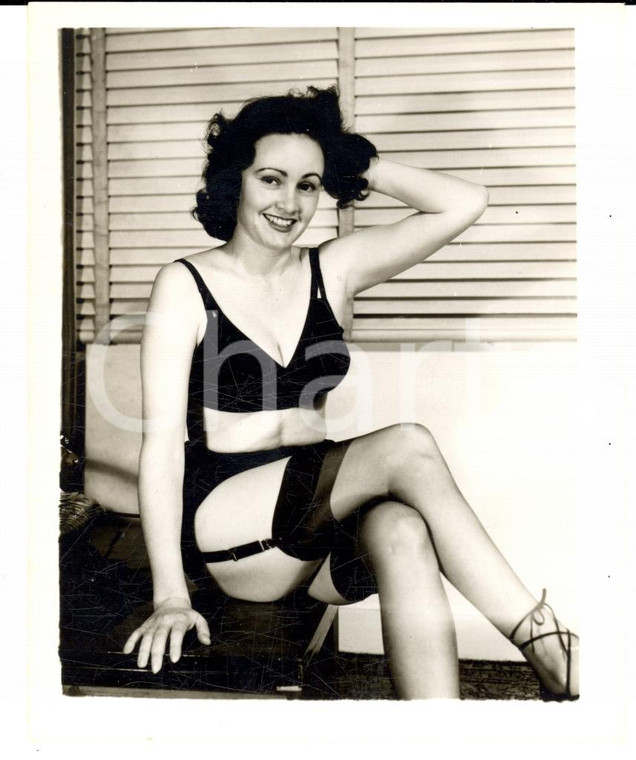 1965 ca USA - EROTICA VINTAGE Woman showing black garter *PHOTO