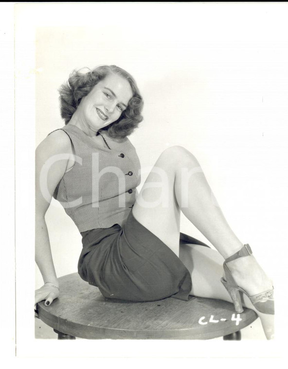 1965 ca USA - EROTICA VINTAGE Sexy woman posing on a small table *PHOTO