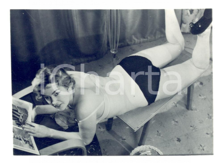 1965 ca USA - EROTICA VINTAGE Woman reading on a small table *PHOTO