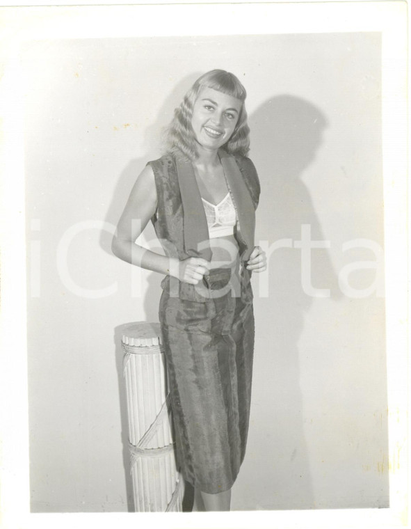 1965 ca USA - EROTICA VINTAGE Woman posing in silk vest *PHOTO