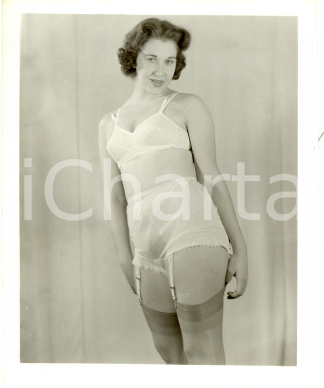 1965 ca USA - EROTICA VINTAGE Housewife in sexy lingerie *PHOTO