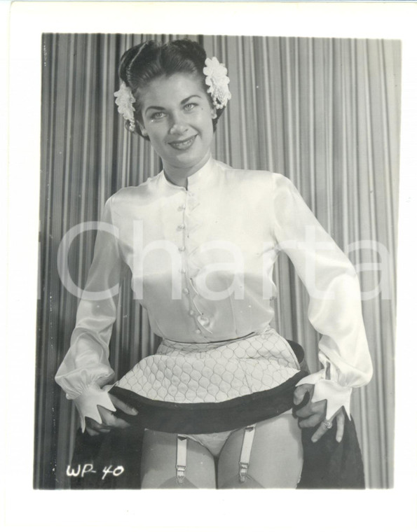 1965 ca USA - EROTICA VINTAGE Smiling woman raising her skirt up *PHOTO