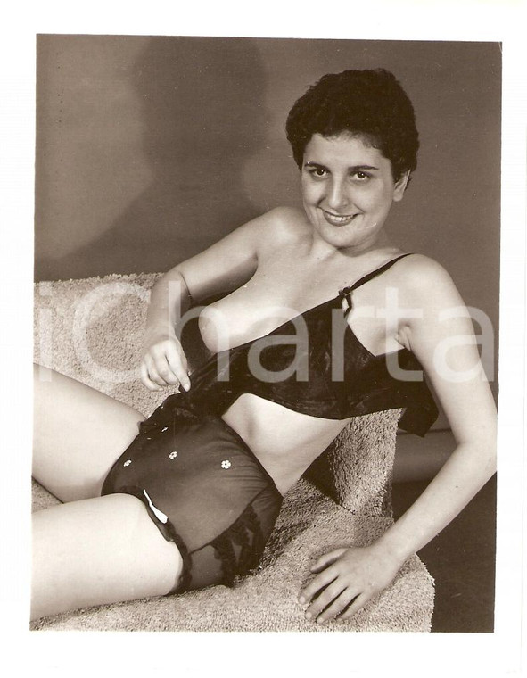 1965 ca USA - EROTICA VINTAGE Sexy lady posing on a furry sofa *PHOTO