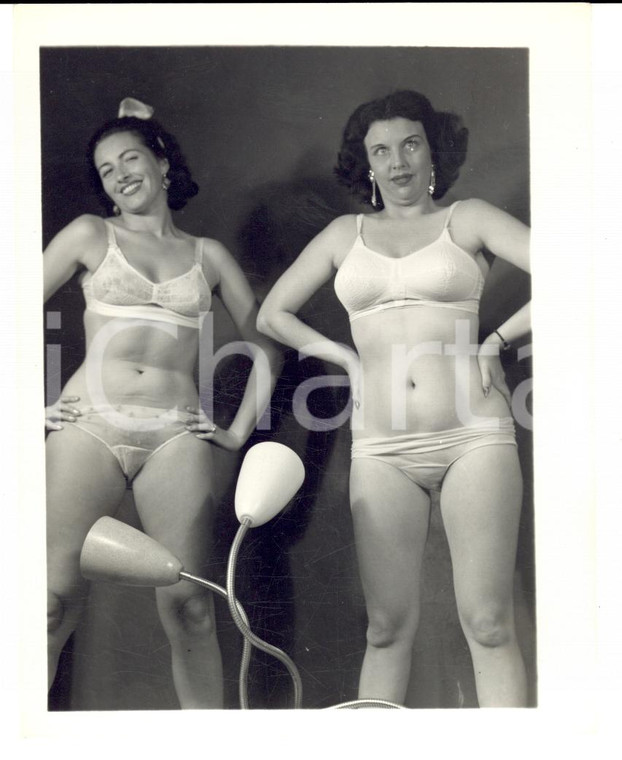1965 ca USA - EROTICA VINTAGE Mature women in lingerie with a lamp *PHOTO