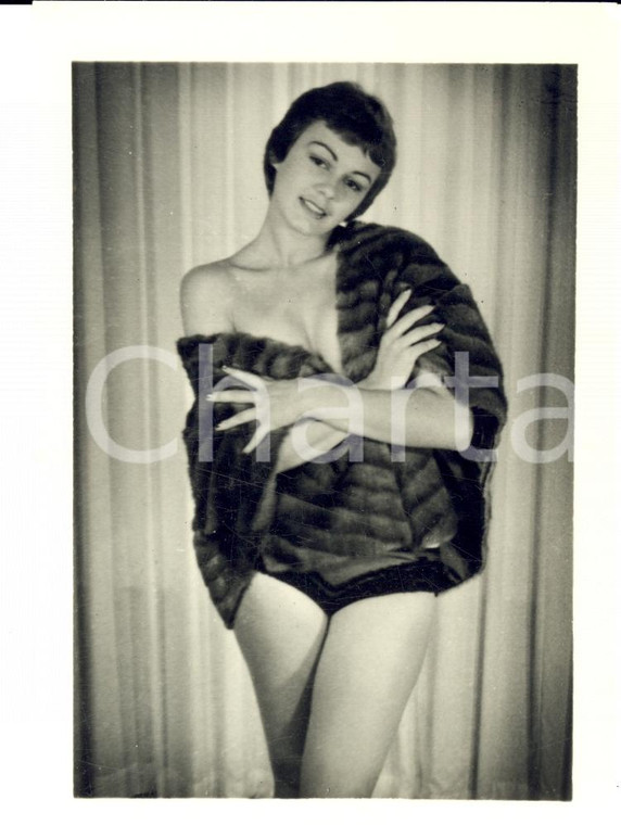 1965 ca EROTICA VINTAGE USA Sexy woman posing with her fur coat *PHOTO