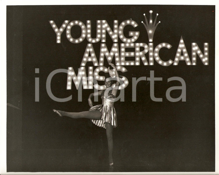 1975 SMILE Teen dance during Young AMERICAN MISS movie by Michael RITCHIE *Photo