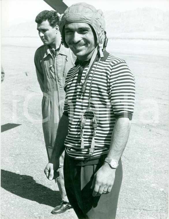 1965 ca AMMAN Re Hussein di GIORDANIA sale in elicottero *Fotografia