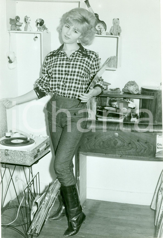 1965 ca USA Mannequin PEGGY ascolta disco Ricky NELSON *Fotografia